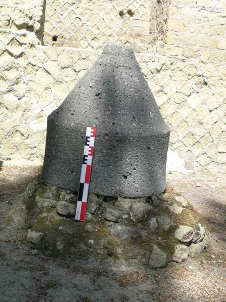 Ins. Or. II, 1ª, Herculaneum. May 2006. Room A, mill (m’) on west side of bakery.
There are two mills of the usual type in the bakery, (meta and catillus).
Photo courtesy of Nicolas Monteix.